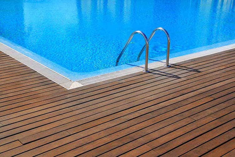 Higiene y desinfección en la piscina y las superficies exteriores, claves para un baño seguro